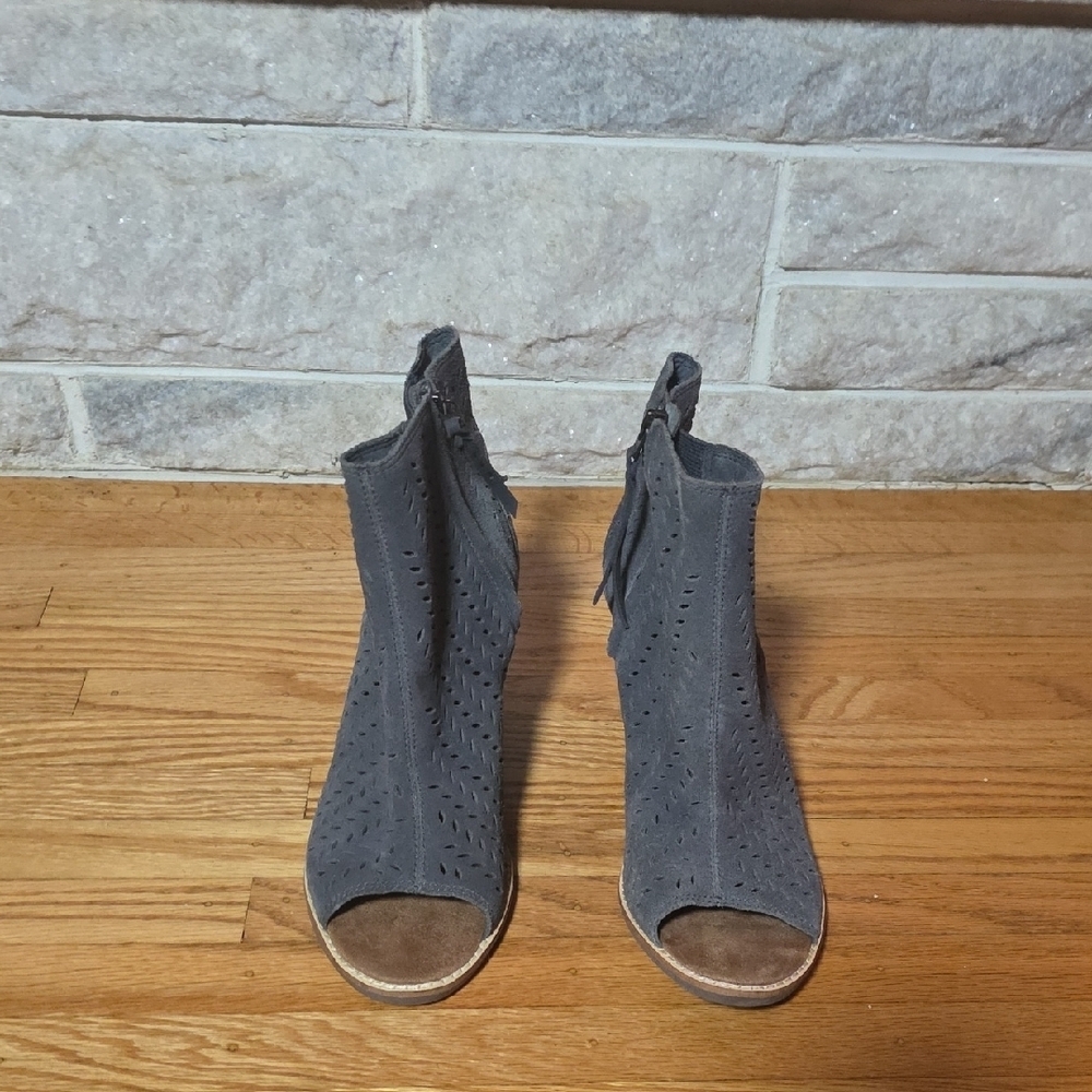 Toms Gray Perforated Peep-Toe Block Heel Ankle Booties. Size 9 Wide - Picture 5 of 7
